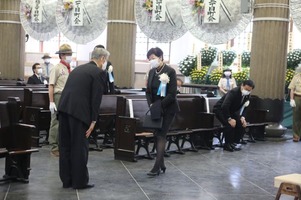 小池都知事と慰霊協会会長の写真