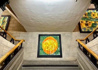 壁に飾られた3枚の絵の画像