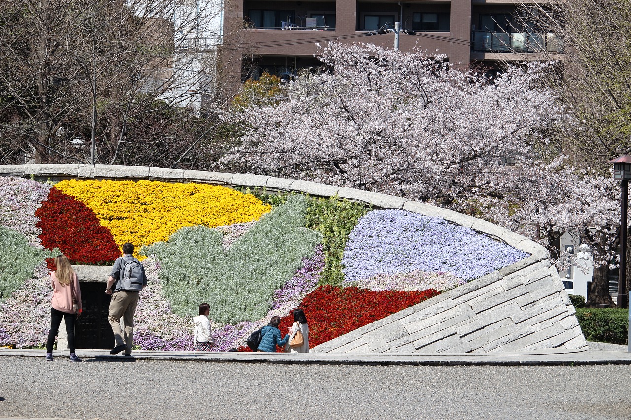 春の祈念碑花壇